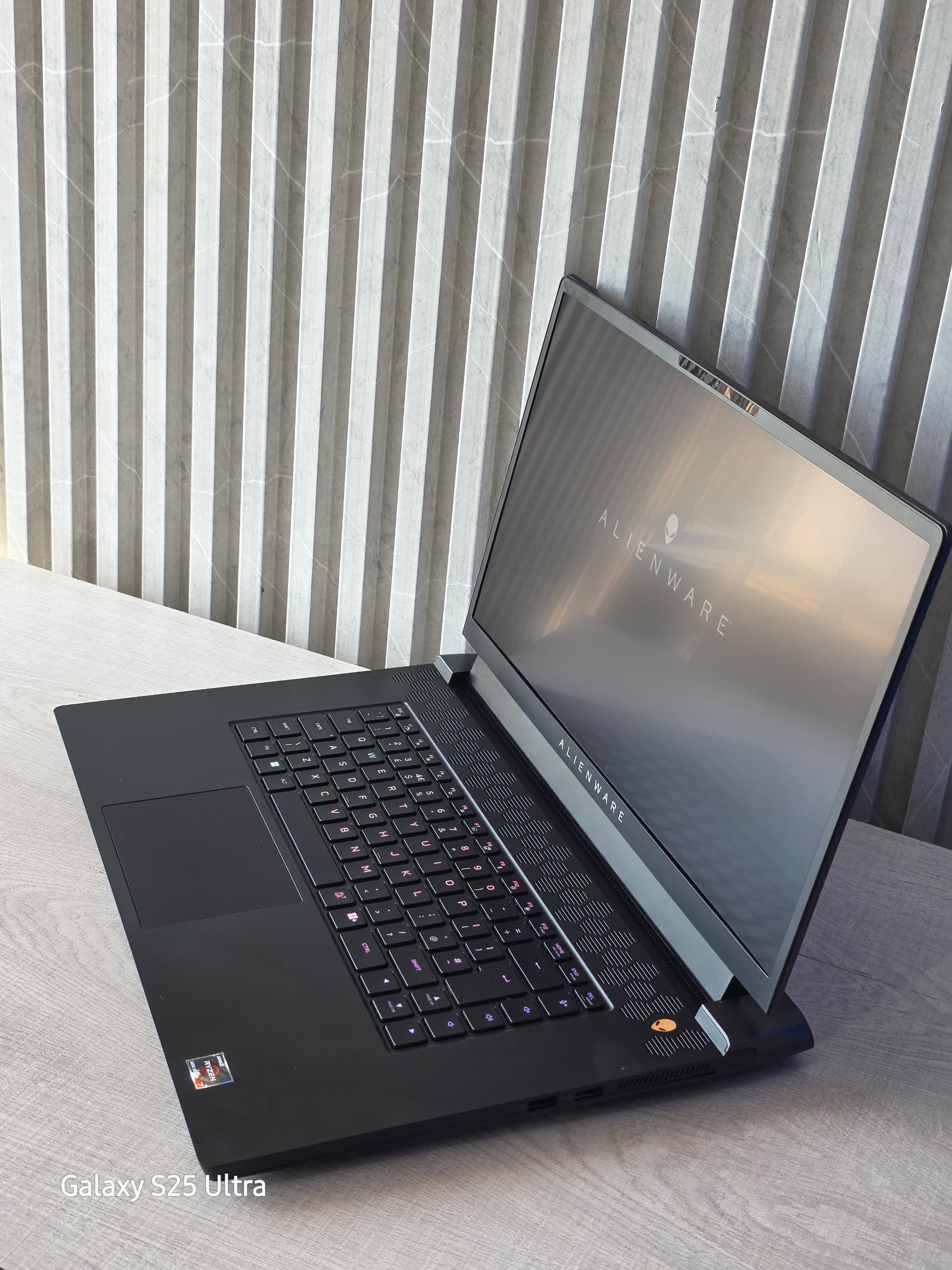 ALIENWARE M17 R5 AMD RTX 3070ti GAMING/WORKSTATION LAPTOP thumbnail